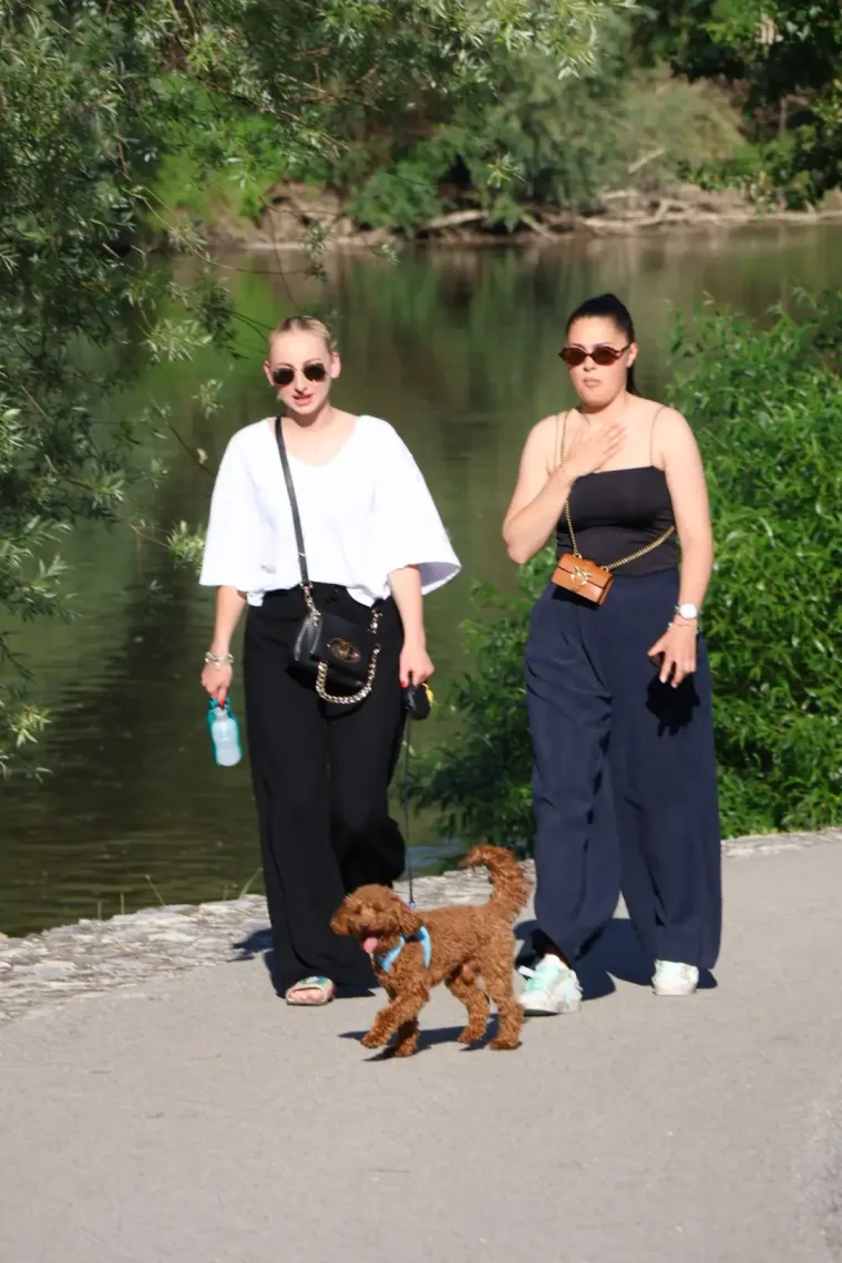 Sunčan dan izmamio &scaron;etače van, a posebnu pažnju plijenila je zgodna brineta u cvjetnoj haljini