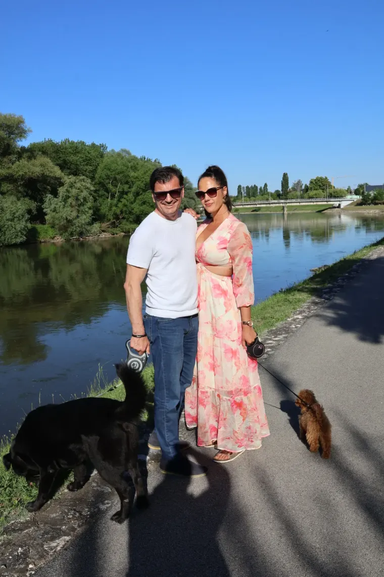 Sunčan dan izmamio &scaron;etače van, a posebnu pažnju plijenila je zgodna brineta u cvjetnoj haljini