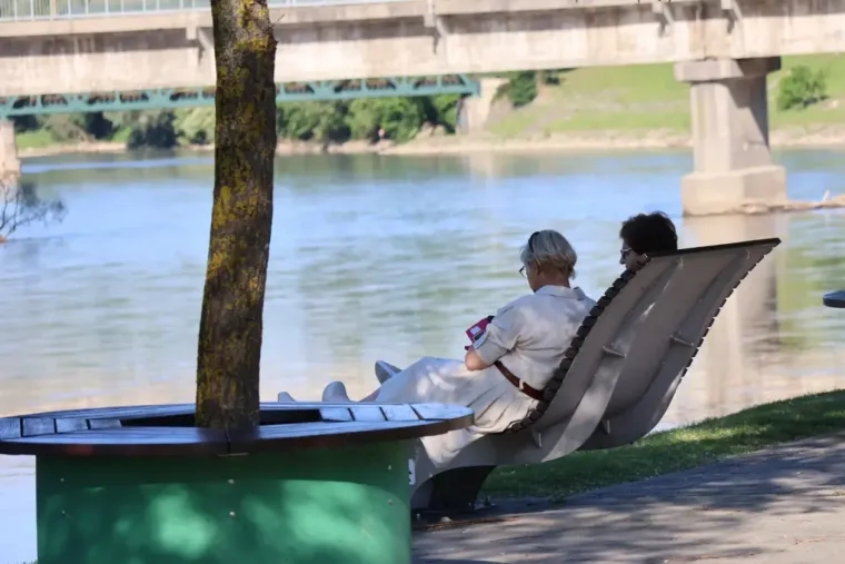 Sunčan dan izmamio &scaron;etače van, a posebnu pažnju plijenila je zgodna brineta u cvjetnoj haljini