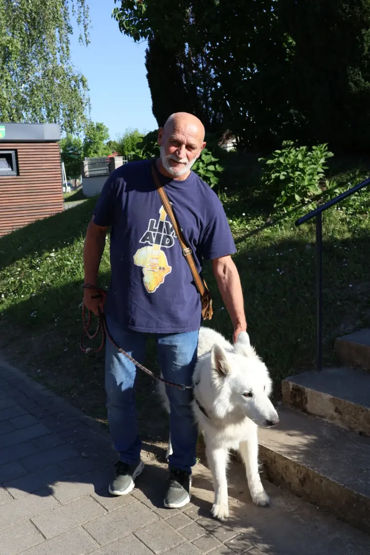 Sunčan dan izmamio &scaron;etače van, a posebnu pažnju plijenila je zgodna brineta u cvjetnoj haljini
