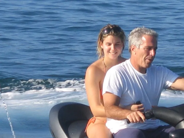 Ova zanosna plavu&scaron;a pilotirala je Lolitom Express: Koga je sve odvela na otok Jeffreyja Epsteina?