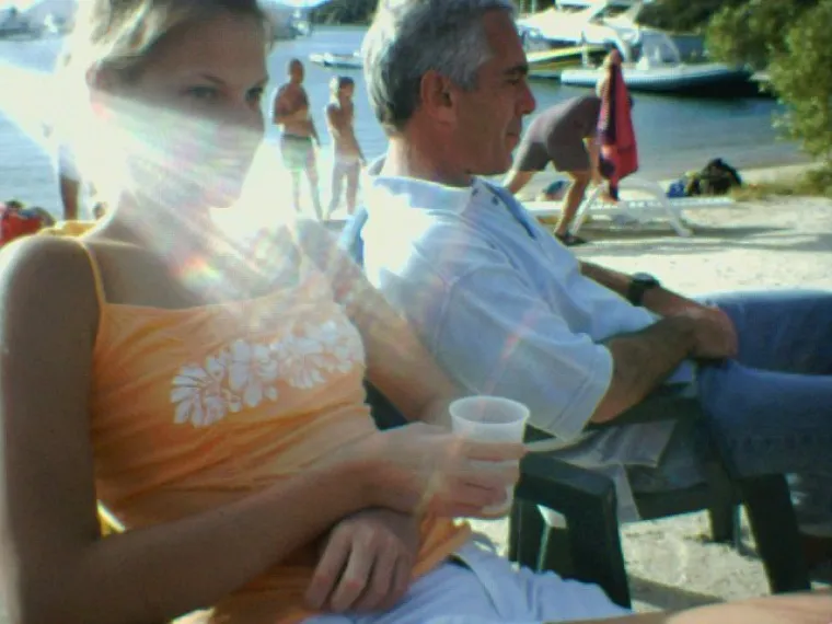 Ova zanosna plavu&scaron;a pilotirala je Lolitom Express: Koga je sve odvela na otok Jeffreyja Epsteina?