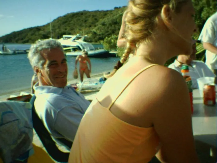 Ova zanosna plavu&scaron;a pilotirala je Lolitom Express: Koga je sve odvela na otok Jeffreyja Epsteina?