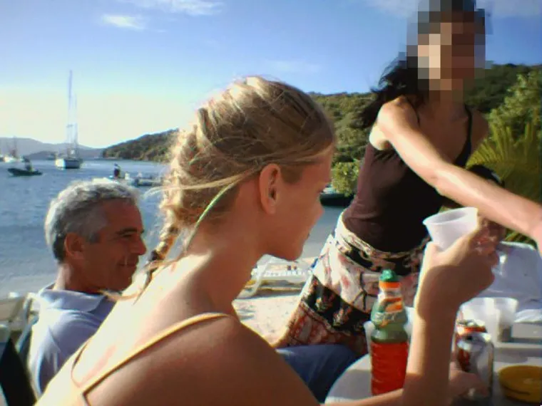 Ova zanosna plavu&scaron;a pilotirala je Lolitom Express: Koga je sve odvela na otok Jeffreyja Epsteina?