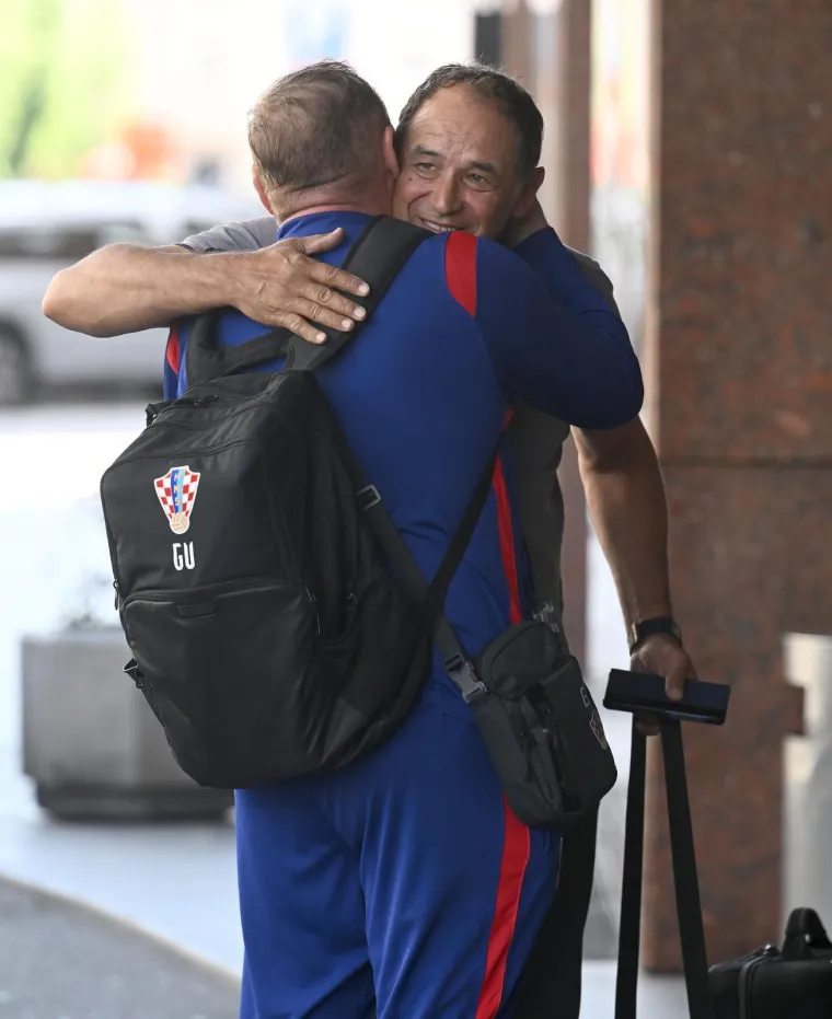 Pogledajte pilu u kojoj je Vatreni stigao na okupljanje! Pažnju privukao i autobus reprezentacije