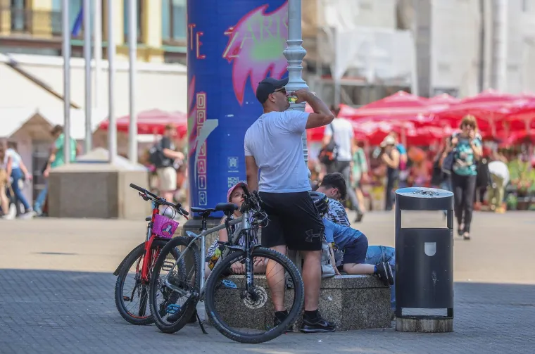 Svi pogledi bili su upereni u nju: Crvenokosa ljepotica u mini suknji zapalila sredi&scaron;te Zagreba