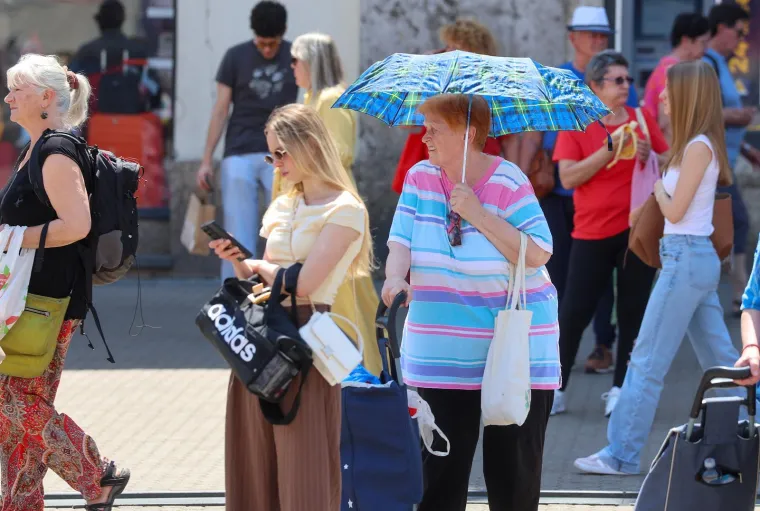 Svi pogledi bili su upereni u nju: Crvenokosa ljepotica u mini suknji zapalila sredi&scaron;te Zagreba