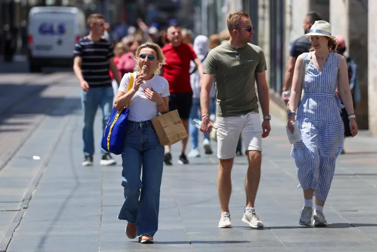 Svi pogledi bili su upereni u nju: Crvenokosa ljepotica u mini suknji zapalila sredi&scaron;te Zagreba