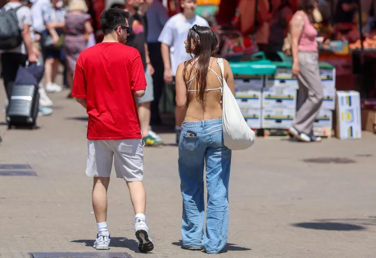 Svi pogledi bili su upereni u nju: Crvenokosa ljepotica u mini suknji zapalila sredi&scaron;te Zagreba