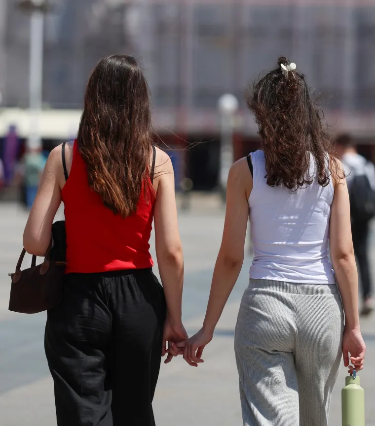 Svi pogledi bili su upereni u nju: Crvenokosa ljepotica u mini suknji zapalila sredi&scaron;te Zagreba