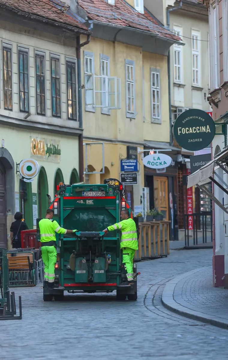 Svi pogledi bili su upereni u nju: Crvenokosa ljepotica u mini suknji zapalila sredi&scaron;te Zagreba