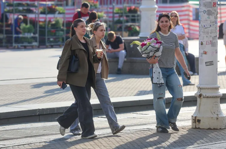 Svi pogledi bili su upereni u nju: Crvenokosa ljepotica u mini suknji zapalila sredi&scaron;te Zagreba