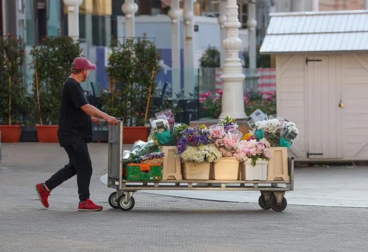 Svi pogledi bili su upereni u nju: Crvenokosa ljepotica u mini suknji zapalila sredi&scaron;te Zagreba