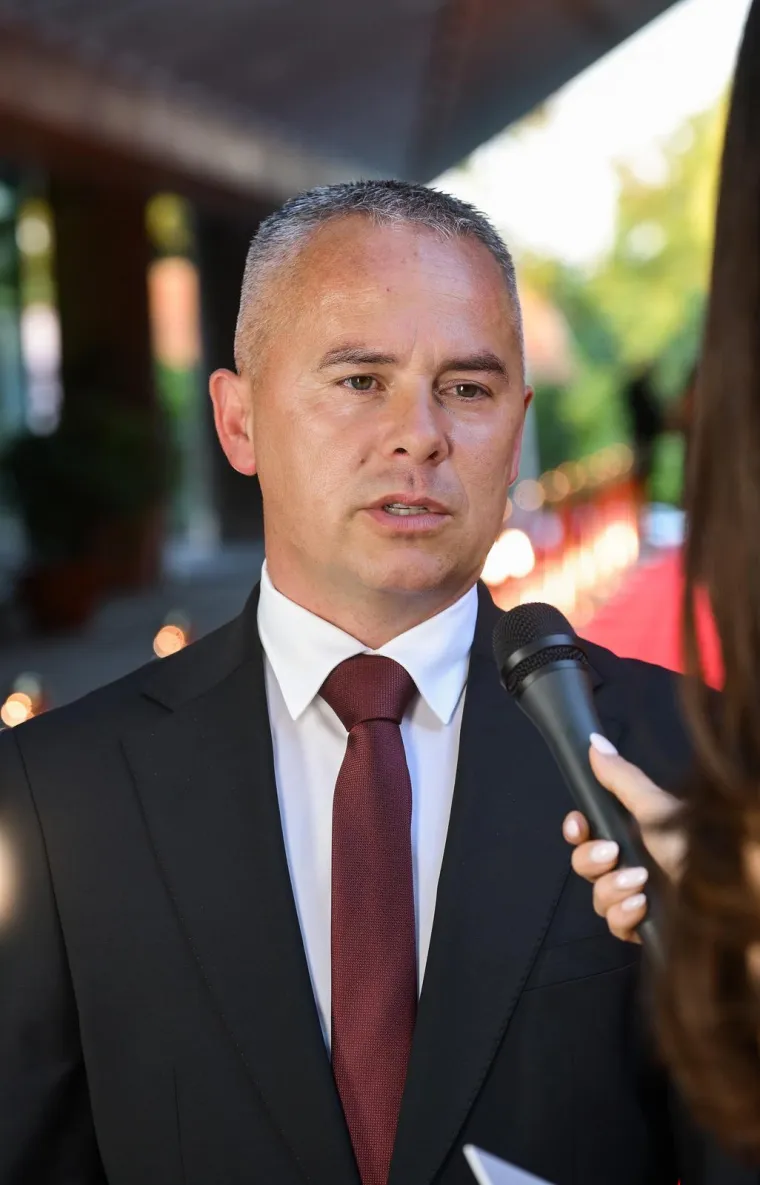 HNL zvijezde zamijenile dresove za odijela, ali svi su gledali s kim su stigli igrači Hajduka