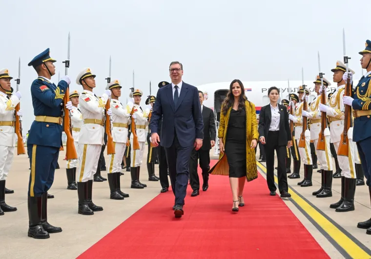 Vučića u Kini dočekali na crvenom tepihu: Njegova žena Tamara zapela za oko fotografu