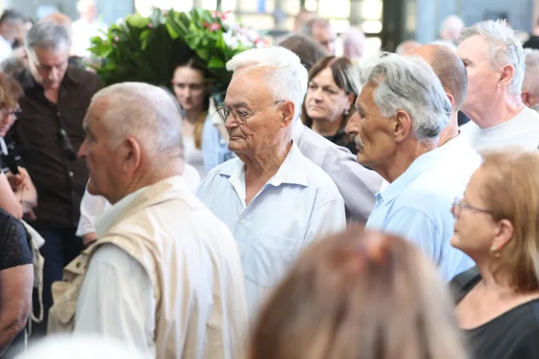 Posljednji ispraćaj Julienne Bu&scaron;ić: Brojni poznati do&scaron;li su se oprostiti
