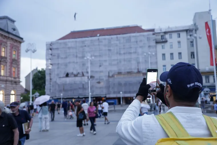 Pogledajte scene iz centra Zagreba: Mu&scaron;karac hodao po žici na visini od 30 metara