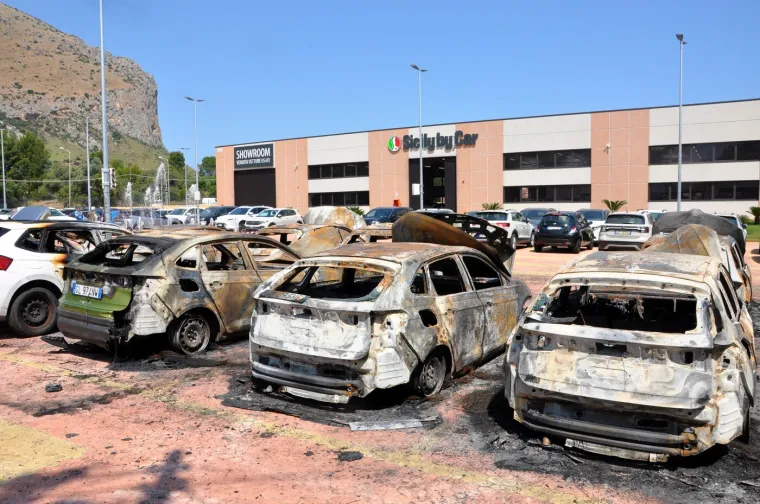 Mafija se vratila i 'u tri minute zapalila sve!' Pogledajte &scaron;to je ostalo od automobila...