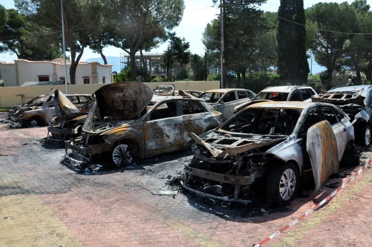 Mafija se vratila i 'u tri minute zapalila sve!' Pogledajte &scaron;to je ostalo od automobila...