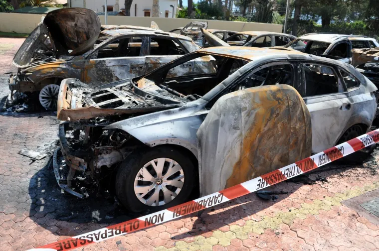 Mafija se vratila i 'u tri minute zapalila sve!' Pogledajte &scaron;to je ostalo od automobila...