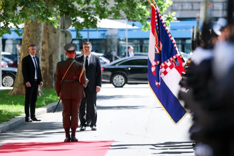 Svečane odore, pu&scaron;ke i bajuneti... Pogledajte &scaron;to je ispred MORH-a zatekao Milanović