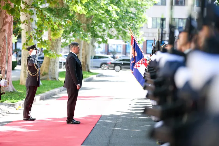 Svečane odore, pu&scaron;ke i bajuneti... Pogledajte &scaron;to je ispred MORH-a zatekao Milanović