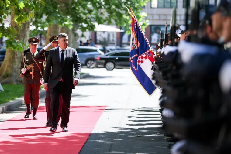 Svečane odore, pu&scaron;ke i bajuneti... Pogledajte &scaron;to je ispred MORH-a zatekao Milanović