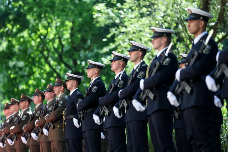 Svečane odore, pu&scaron;ke i bajuneti... Pogledajte &scaron;to je ispred MORH-a zatekao Milanović