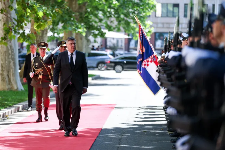 Svečane odore, pu&scaron;ke i bajuneti... Pogledajte &scaron;to je ispred MORH-a zatekao Milanović