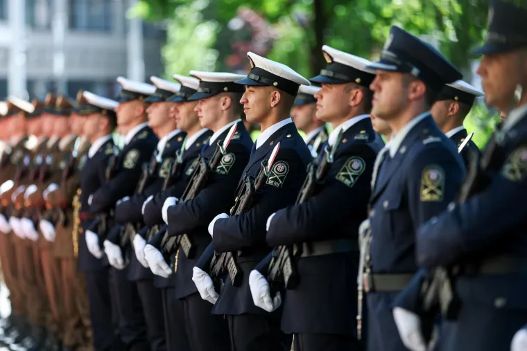 Svečane odore, pu&scaron;ke i bajuneti... Pogledajte &scaron;to je ispred MORH-a zatekao Milanović