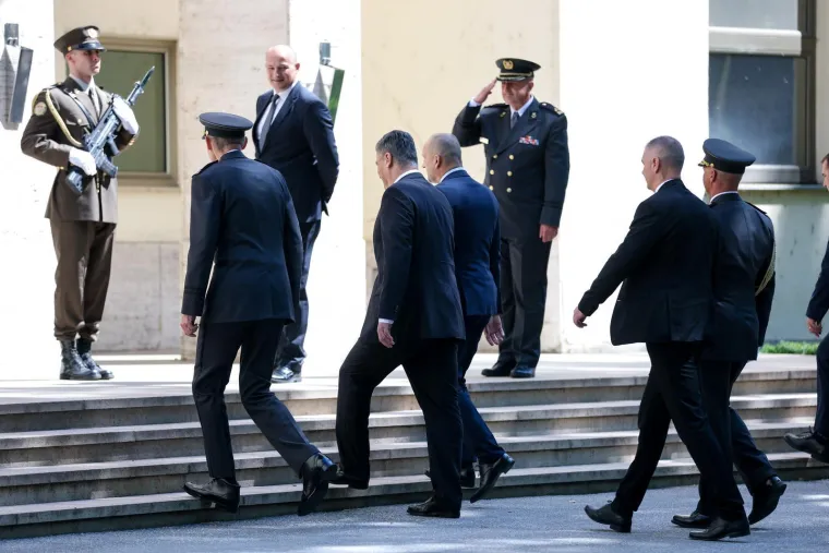 Svečane odore, pu&scaron;ke i bajuneti... Pogledajte &scaron;to je ispred MORH-a zatekao Milanović
