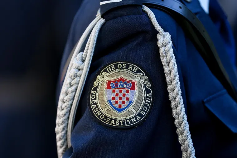 Svečane odore, pu&scaron;ke i bajuneti... Pogledajte &scaron;to je ispred MORH-a zatekao Milanović