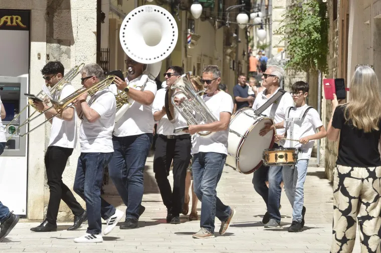 Orkestar priredio spektakl, a pazite &scaron;to je dijelila HDZ-ovka: Ovako slavi Hrvatska