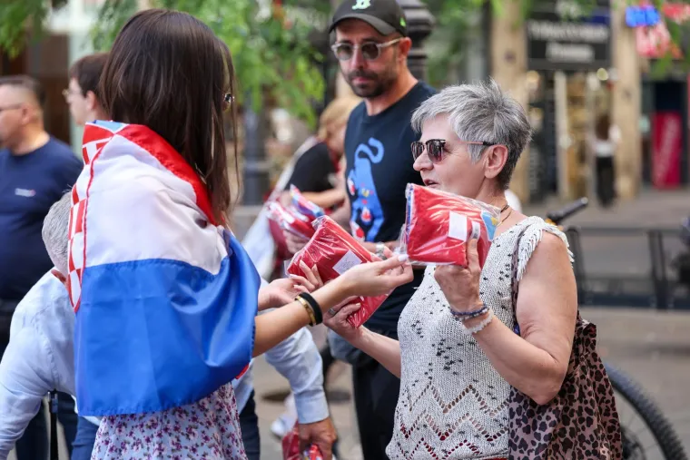 Orkestar priredio spektakl, a pazite &scaron;to je dijelila HDZ-ovka: Ovako slavi Hrvatska