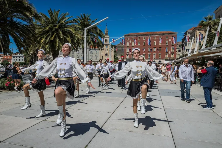 Orkestar priredio spektakl, a pazite &scaron;to je dijelila HDZ-ovka: Ovako slavi Hrvatska
