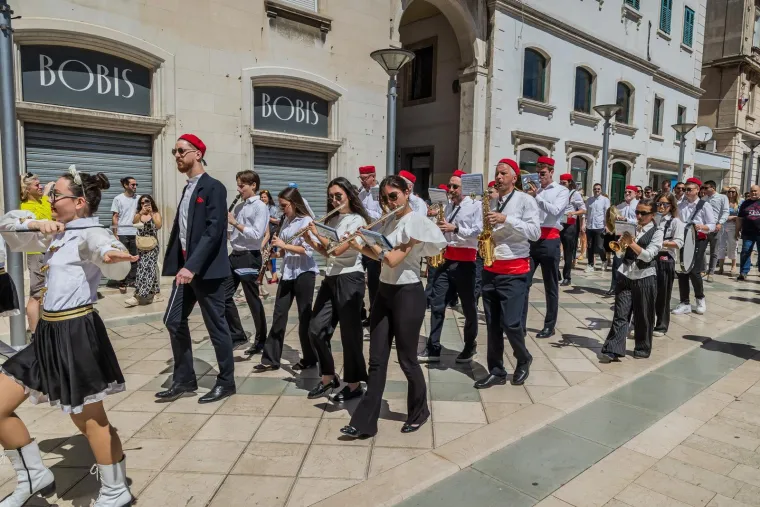 Orkestar priredio spektakl, a pazite &scaron;to je dijelila HDZ-ovka: Ovako slavi Hrvatska