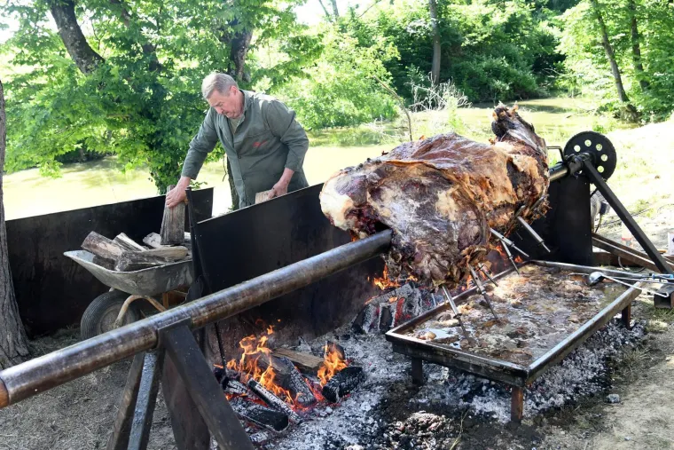 Orkestar priredio spektakl, a pazite &scaron;to je dijelila HDZ-ovka: Ovako slavi Hrvatska