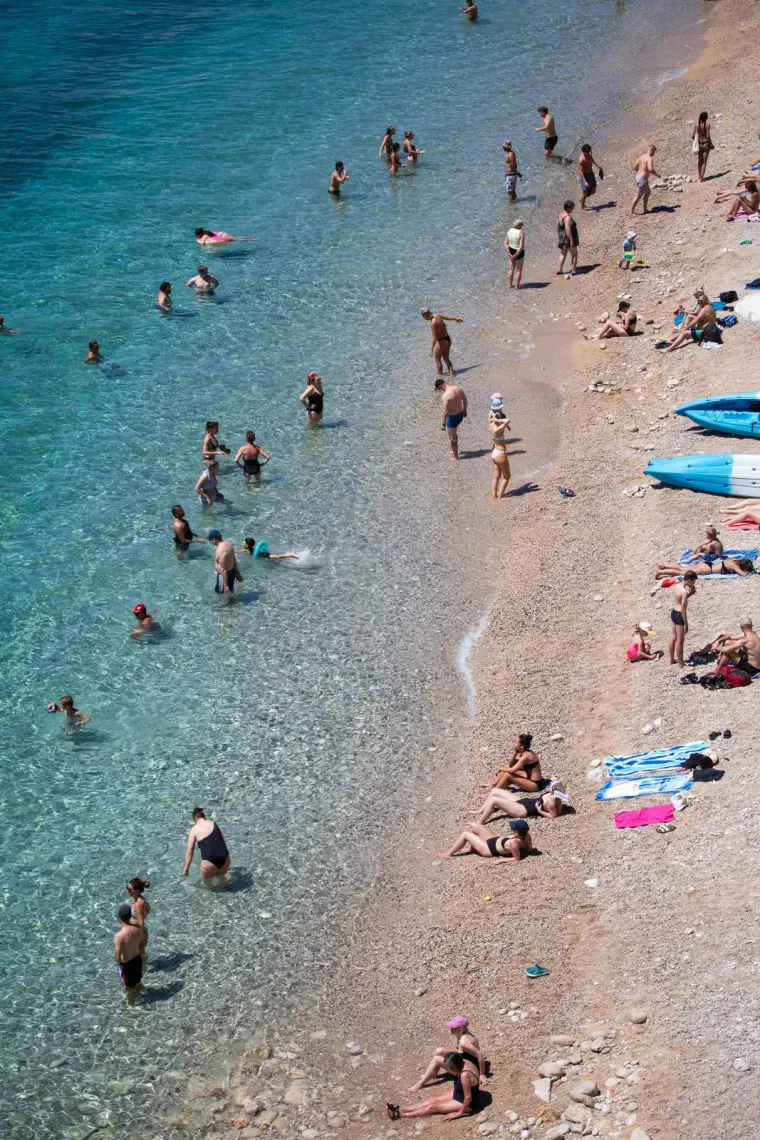 Ljepotice okupirale hrvatske plaže: Pogledajte kako uživaju u moru