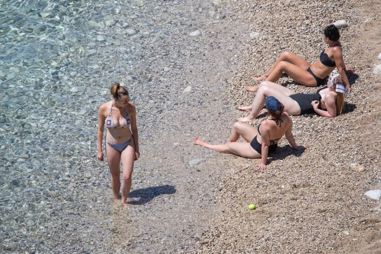 Ljepotice okupirale hrvatske plaže: Pogledajte kako uživaju u moru