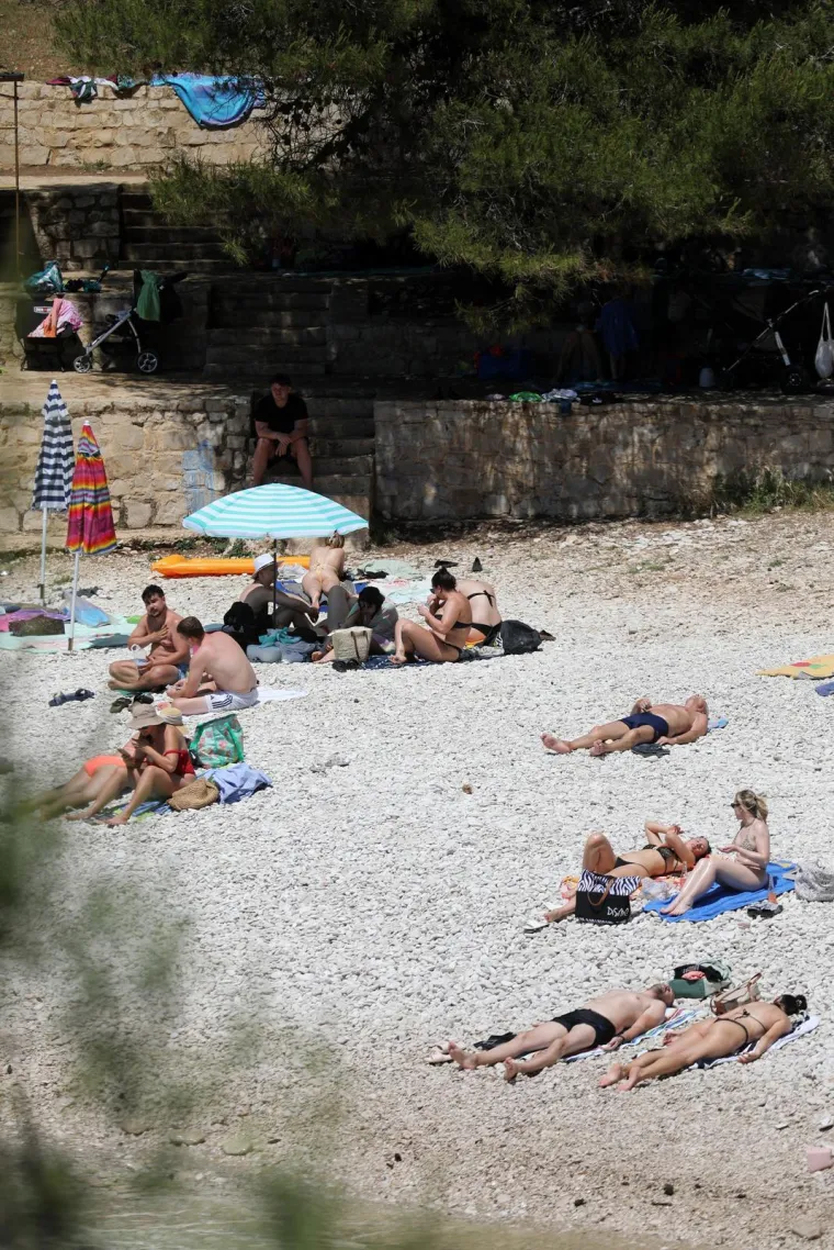 Ljepotice okupirale hrvatske plaže: Pogledajte kako uživaju u moru