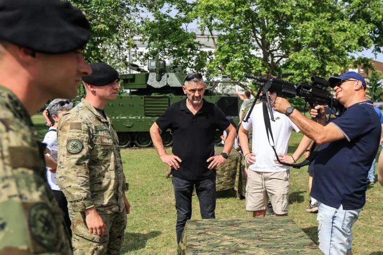 Hrvati pozirali s oružjem Hrvatske vojske na Jarunu