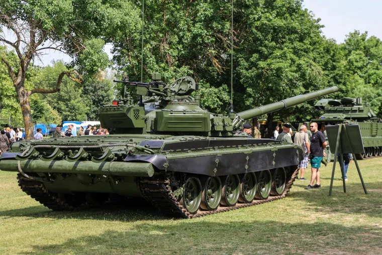 Hrvati pozirali s oružjem Hrvatske vojske na Jarunu