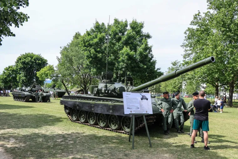 Hrvati pozirali s oružjem Hrvatske vojske na Jarunu