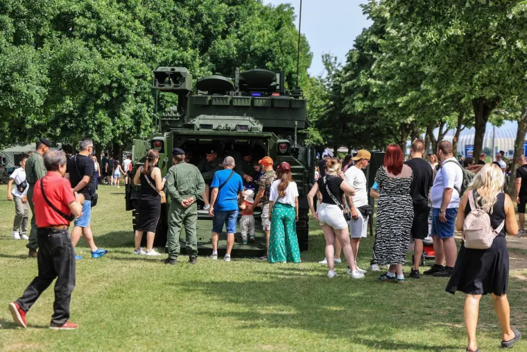 Hrvati pozirali s oružjem Hrvatske vojske na Jarunu