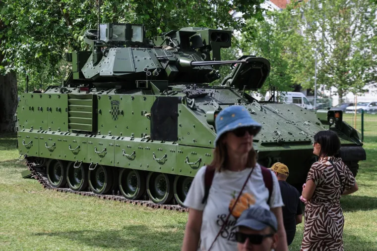 Hrvati pozirali s oružjem Hrvatske vojske na Jarunu