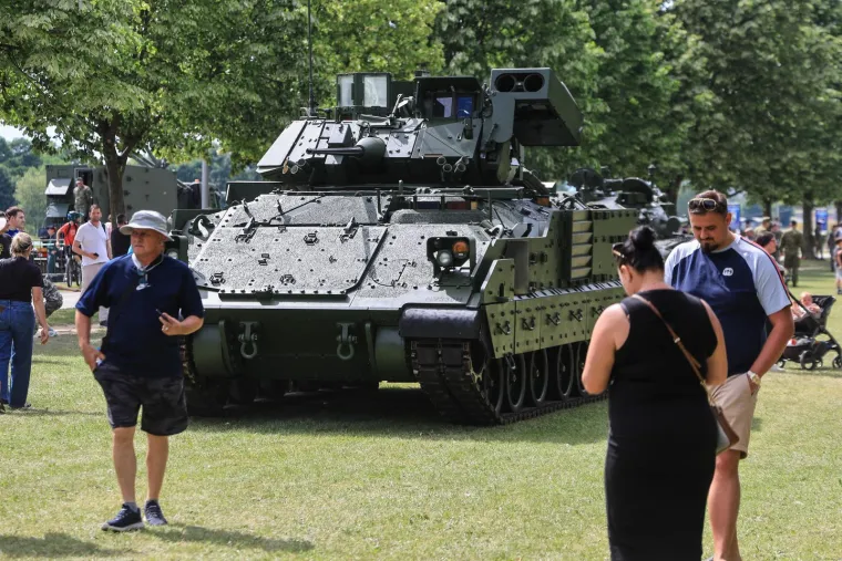 Hrvati pozirali s oružjem Hrvatske vojske na Jarunu