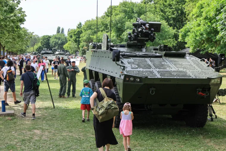 Hrvati pozirali s oružjem Hrvatske vojske na Jarunu