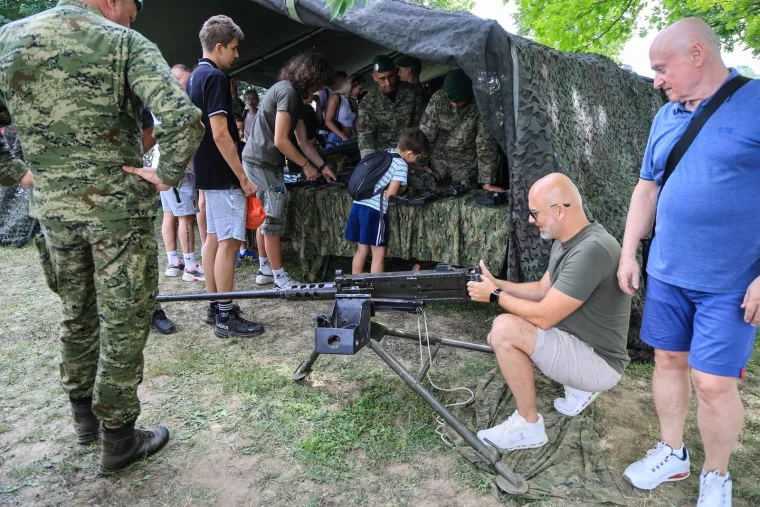 Hrvati pozirali s oružjem Hrvatske vojske na Jarunu