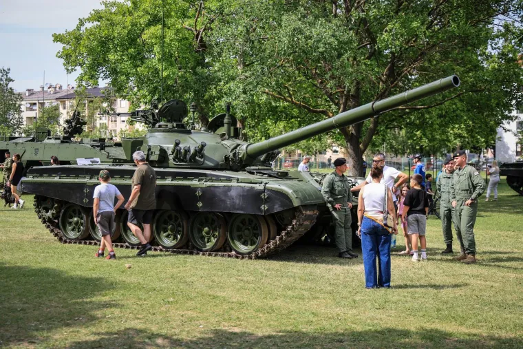 Hrvati pozirali s oružjem Hrvatske vojske na Jarunu