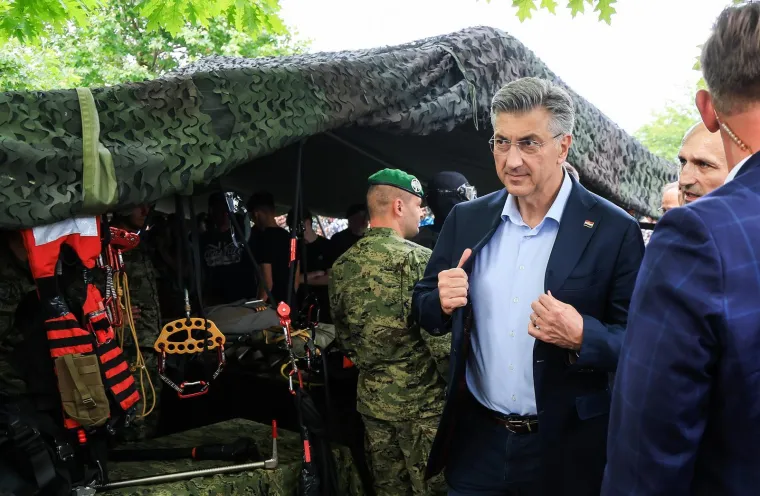 Hrvati pozirali s oružjem Hrvatske vojske na Jarunu